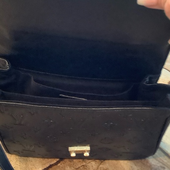 Chic Black Crossbody Bag - Picture 3 of 4